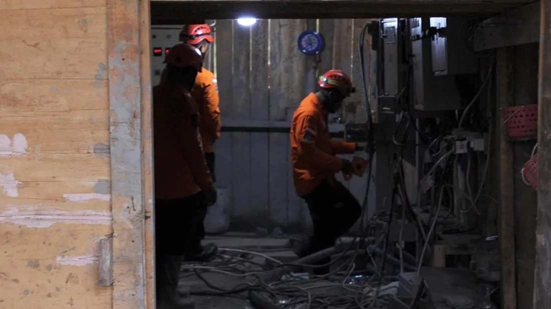 চীনে একটি স্বর্ণের খনির লিফট ধসে সাত শ্রমিক নিহত